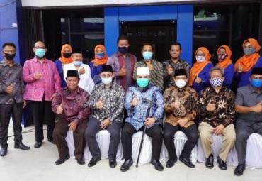 Walikota Bengkulu Helmi Hasan dan Wakil Walikota Dedy Wahyudi bersama Kepala OJK Perwakilan Bengkulu Yusri melaunching PT. Bank Pembiayaan Rakyat Syariah (BPRS) Fadhilah Kota Bengkulu. Launching berlangsung di Kantor BPRS, Simpang Kebun Geran, Jumat (25/9/2020).