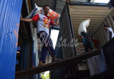 Pekerja mengangkat beras di gudang Tunggorono 2, Kabupaten Jombang, Jawa Timur, Rabu (16/09/2020).