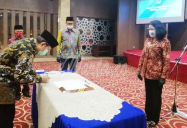 Sekretaris Jenderal Kementerian Komunikasi dan Informatika Rosarita Niken Widiastuti melantik Sekretaris Ditjen Aplikasi Informatika, Sadjan menjadi Widyaiswa Ahli Utama Badan Penelitian dan Pengembangan SDM Kementerian Kominfo di Aula Anantakupa, Kantor Kementerian Kominfo, Jakarta, Selasa (15/09/2020).