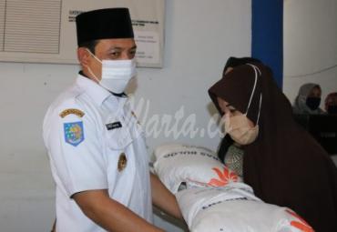 Plt Walikota Bengkulu Dedy Wahyudi menyalurkan bantuan sosial (Bansos)