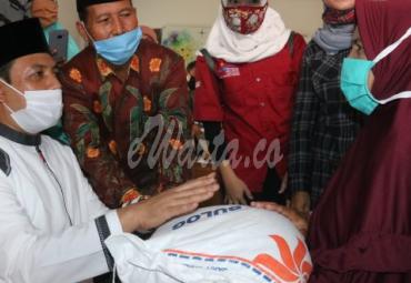 Penyerahan bantuan beras oleh Plt Walikota