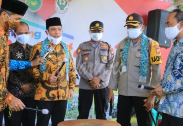 Dedy Wahyudi mendampingi Kapolres Bengkulu meresmikan Kampung Berseri
