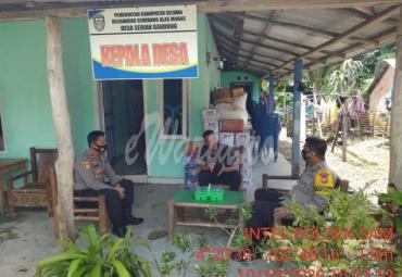 Kapolres Seluma sedang berdialog dengan kades