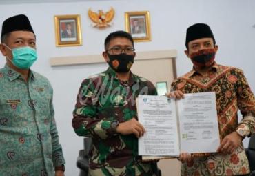 Plt Walikota Bengkulu Dedy Wahyudi hadir dalam acara serah terima Pekerjaan Karya Bhakti TNI tahun 2020 di Makodim 0407/ Bengkulu bersama Dandim 0407/ Bengkulu Kolonel. Inf. Uchi Cambayong sekaligus penandatanganan nota kesepahaman terkait kegiatan Karya Bhakti TNI.