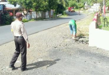 Petugas kepolisian hendak menghampiri warga yang tidak menggunakan masker
