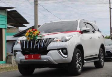 Mobil dinas Walikota Bengkulu yang digunakan oleh warga untuk mengantar pengantin