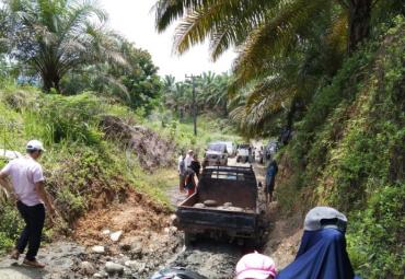 Akses jalan menuju pedalaman empat kecamatan tersebut kondisinya masih sangat memperihatinkan