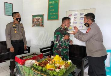 Kejutan Kapolsek Sabbang dan Baebunta Untuk Koramil Sabbang di HUT TNI