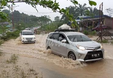 Ruas jalan terendam banjir