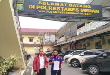 Dedy Sanis Girsang (kanan), dan Kuasa Hukum Sarozinema Laia (kiri) usai membuat LP di Mapolrestabes Medan