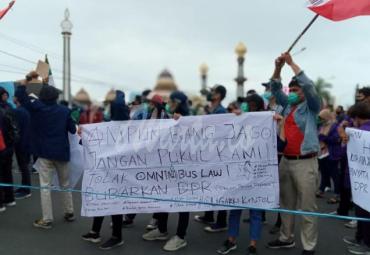 Demo tolak UU Cilaka di depan gedung DPRD Bengkulu
