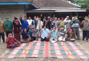 Warga Desa Tirta Makmur