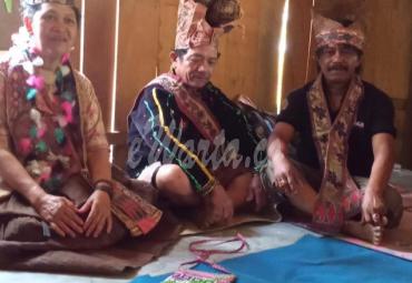 Jurnalis eWarta.co (Kanan) mengenakan pakaian dari kulit beringin Suku Rampi