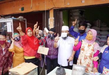 Helmi dikerumuni warga