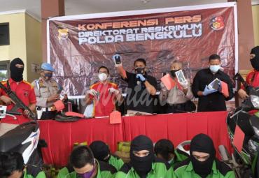 Konferensi Pers di selasar gedung Direktorat Reskrimum, Rabu (14/10/10).