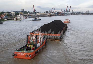 Sebuah kapal tongkang pengangkut batubara melintas di Sungai Musi, Palembang, Sumatera Selatan, Jumat (2/10/2020). (antarafoto)