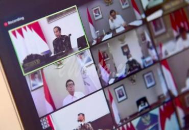 Presiden saat memimpin rapat terbatas untuk membahas laporan Komite Penanganan Covid-19 dan Pemulihan Ekonomi Nasional melalui konferensi video dari Istana Merdeka, Jakarta, Senin (12/10/2020).