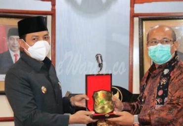Penjabat Walikota Solok Asben Hendri (kanan)