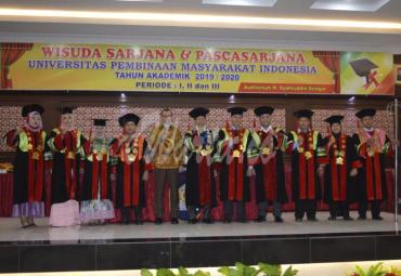 Teks Foto : Prosesi acara Wisuda di Aula UPMI, Kamis, (5/11/2020). (Foto : Istimewa)