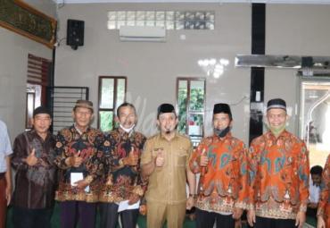 Dedy saat menyerahkan bantuan operasional (BOp) dan seragam batik kepada tokoh masyarakat dsn tokoh agama di Kelurahan Timur Indah, Kelurahan Dusun Besar, Kelurahan Lingkar Timur, Senin (16/11/2020).