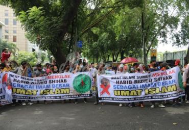 Teks Foto : Ratusan Massa Badan Koordinasi Pemuda Muslim Sumatera Utara saat Berorasi. (Foto : Sadar Laia/ewarta.co)
