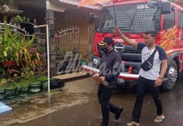 Plt Walikota Bantu Evakuasi Atap Rumah Warga