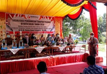 Anggota Bawaslu Ratna Dewi Petalolo menjadi narasumber dalam kegiatan Sosialisasi Pengawasan Tahapan Pilkada yang digelar di Kota Solok Tahun 2020 dengan mengundang para pelajar antar SLTA se-Kota Solok, Sabtu (14/11/2020) / foto : (Humas Bawaslu Provinsi Kota Solok)