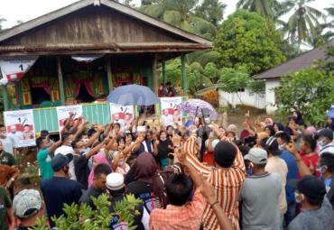 Antusisas warga lihat kehadiran Helmi Hasan