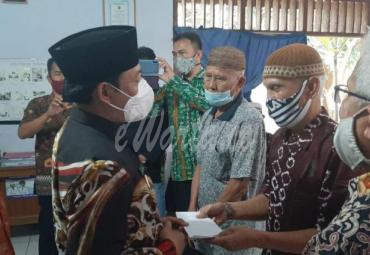 Dedy Wahyudi Serahkan Bantuan Operasional untuk Pemuka Masyarakat