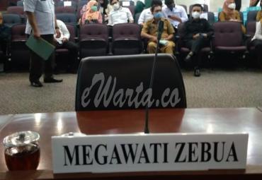 Tampak Kursi Kosong Anggota DPRD Sumut, Megawati Zebua saat Rapat Paripurna. (Foto : Sadar Laia/ewarta.co)