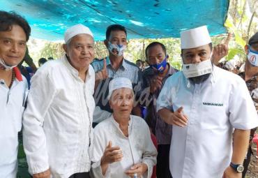Helmi Hasan (kanan) bersama para pendukungnya