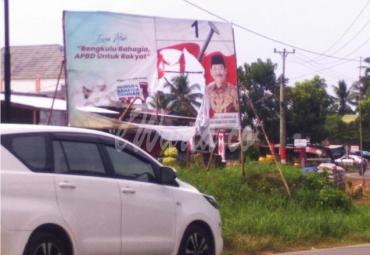 Baliho Helmi Hasan yang rusak