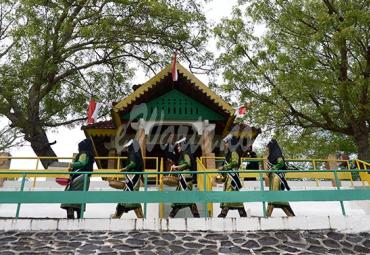 Wanita Aceh berbusana adat membawa air dan bunga saat berziarah dalam rangka memperingati Hari Pahlawan di situs sejarah Makam Pahlawan Nasional Laksamana Malahati, perbukitan desa Lamreh, Kecamatan Masjid Raya, kabupaten Aceh Besar, Aceh, Senin (9/11/2020). (antarafoto)