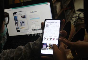 Perajin sepatu cetak bahan alami (ecoprint) mengunggah foto produknya di pasar digital di rumah produksi Madukara, Malang, Jawa Timur, Senin (26/10/2020). (antarafoto)