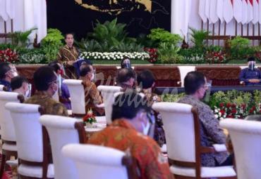 Penyerahan Daftar Isian Pelaksanaan Anggaran (DIPA) dan Buku Daftar Alokasi Transfer ke Daerah dan Dana Desa Tahun 2021 di Istana Negara, Jakarta, Rabu (25/11/2020).