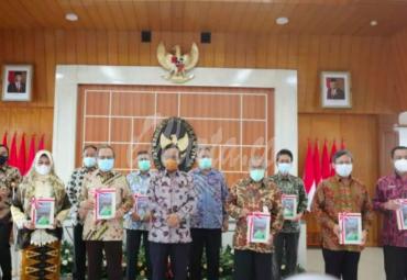 Menko Polhukam Moh. Mahfud MD dalam Acara Launching dan Sosialisasi Buku IDI Tahun 2019 di kantor Kemenko Polhukam, Jakarta, Selasa (24/11/2020).