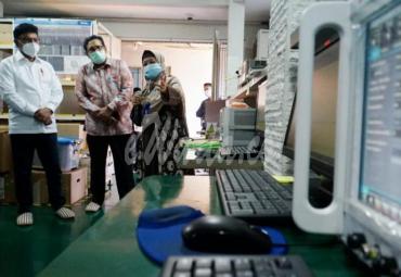 Menteri Kominfo Johnny G. Plate dan Dirjen SDPPI Ismail menyimak penjelasan dari Koordinator Sarana Teknik Penguji Perangkat Telekomunikasi Dyah Kunthi Pratiwi, ketika mengunjungi Balai Besar Pengujian Perangkat Telekomunikasi Kementerian Kominfo di Bekasi, Jawa Barat, Jumat (13/11/2020). - (Indra Kusuma)
