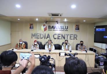 Ketua Bawaslu Abhan (tengah) saat melakukan memberikan keterangan pers terkait Sentra Gakkumdu di Media Center Gedung Bawaslu, Jakarta, Kamis 3 Desember 2020/Foto: Humas Bawaslu RI