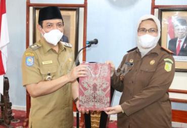 Kepala Kejaksanaan Negeri Bengkulu Irene Putrie beserta rombongan saat disambut hangat Walikota Bengkulu Helmi Hasan dan Wakil Walikota Bengkulu Dedy Wahyudi dan beberapa Kepala Organisasi Perangkat Daerah (OPD) di Balai Kota, Selasa (22/12/2020).