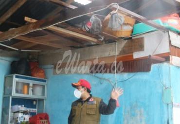 Wawali kunjungi rumah warga yang terdamoak badai