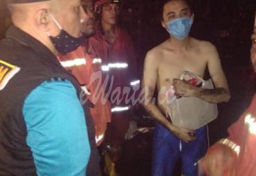 Damkar Kota Bengkulu Padamkan Kebakaran Toko di Tanah Patah