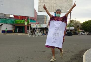 Helmi Kalah, Dondi Tepati Janji Jalan Pakai Daster di Simpang Lima 