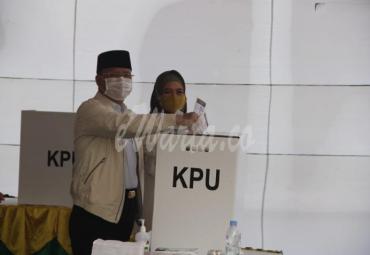Gubernur Nyoblos di TPS 20