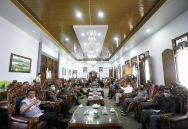 Rohidin saat rapat terbatas di Rejang Lebong, Sabtu 19 Desember 2020. 