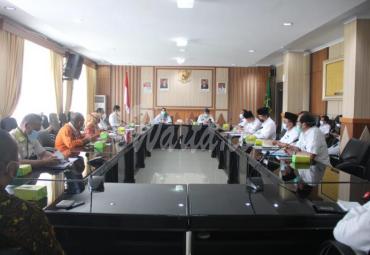Asisten II Setda Provinsi Bengkulu Yuliswani pimpin Rapat Optimalisasi Sinergi PD Bimex Dengan Mitra Kerja, di Ruang Rapat Rafflesia Kantor Gubernur Bengkulu, Rabu (23/12).