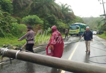 Hujan Deras Robohkan Dua Tiang Listrik di Seluma