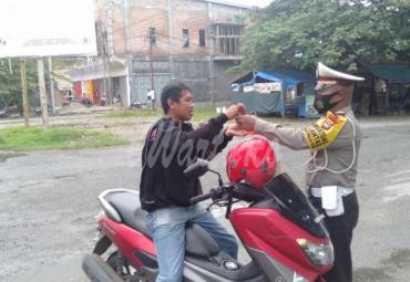 Satlantas Polres Lutra Bagi-bagi Masker ke Pengendara