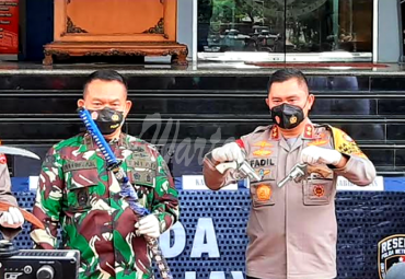 Polisi menunjukkan barang bukti senjati yang diambil dari tangan pengikut HRS