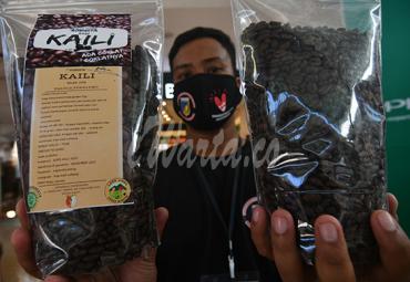Peserta memperlihatkan produk mereka yang dipamerkan pada gelaran festival kopi di Atrium Palu Grand Mall di Palu, Sulawesi Tengah, Jumat (11/12/2020). (antarafoto)