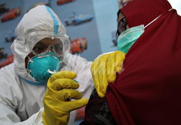 Petugas kesehatan menyuntikan vaksin Covid-19 saat simulasi pelayanan vaksinasi di Puskesmas Kemaraya, Kendari, Sulawesi Tenggara, Jumat (18/12/2020). (antarafoto)